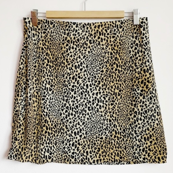 Divided Dresses & Skirts - NWOT 🌺 Leopard print stretchy mini skirt | Medium